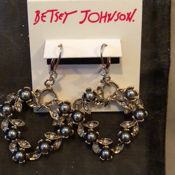Betsey Johnson Whimsical Pearl & CZ on leaf heart - Picture 2 of 4